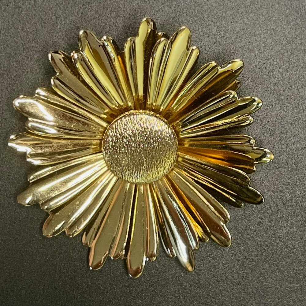 Sarah Coventry Gold Floral Daisy Brooch